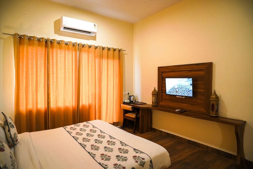 Comfort Double Room | Desk, laptop workspace, bed sheets