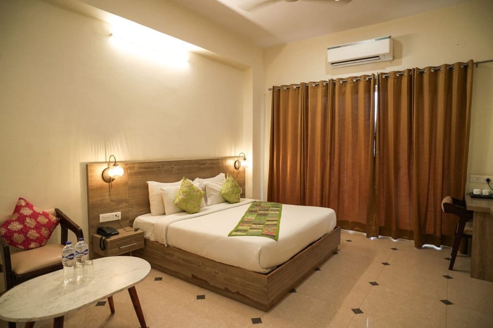 Premium Double Room, Hill View | Desk, laptop workspace, bed sheets