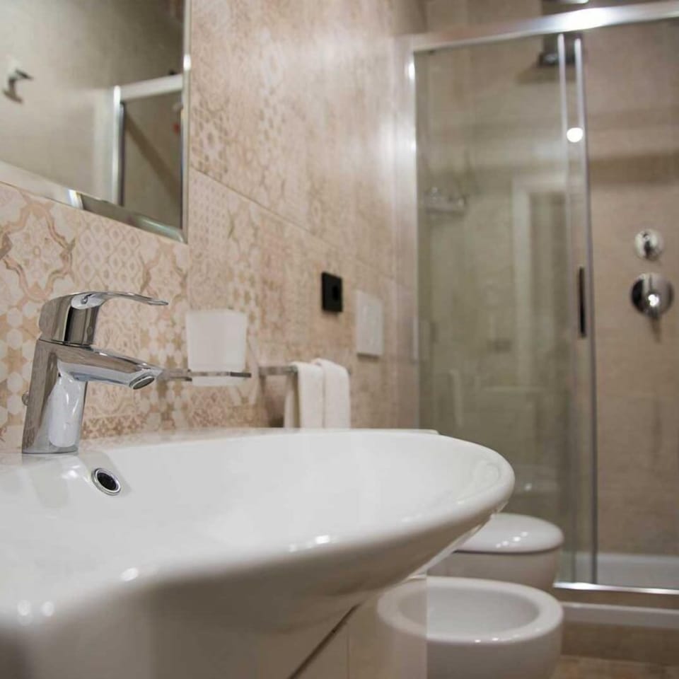 Basic Double Room, Balcony, Mountain View | Bathroom