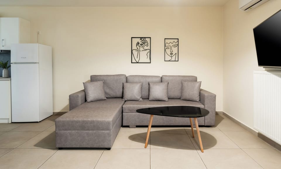 Studio, Balcony | Living area