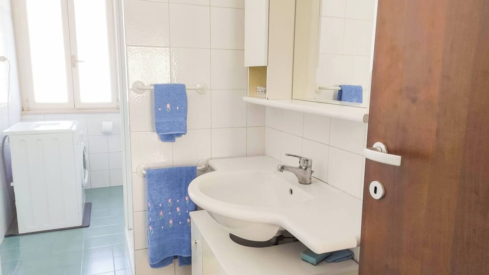 Shared Dormitory, 1 Bedroom, Balcony, City View | Bathroom