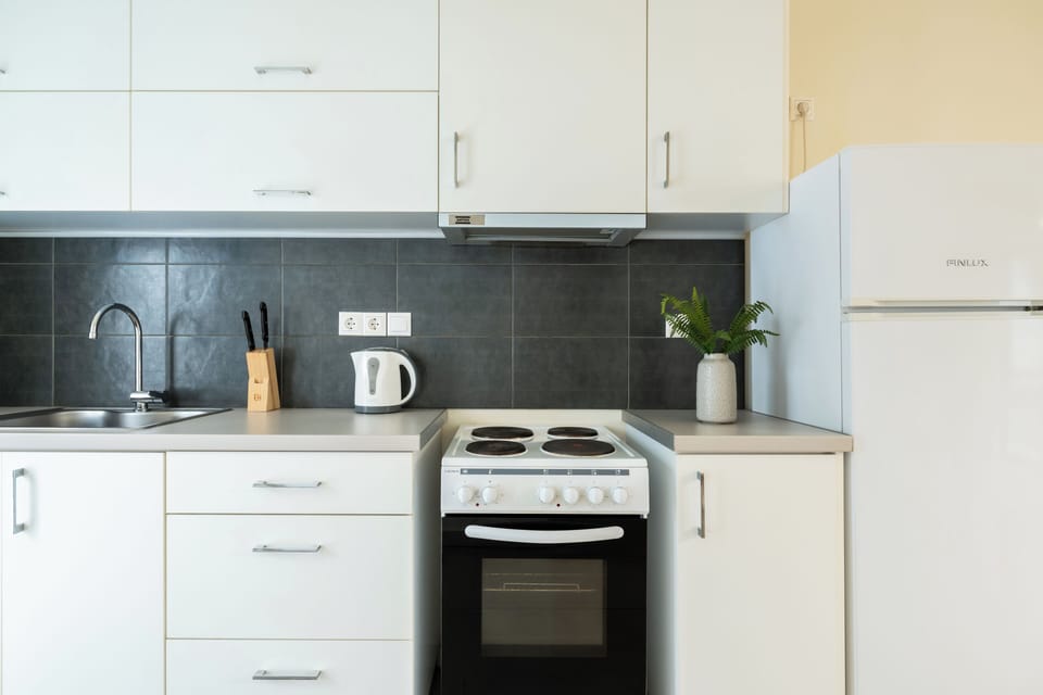 Studio, Balcony | Private kitchen | Electric kettle