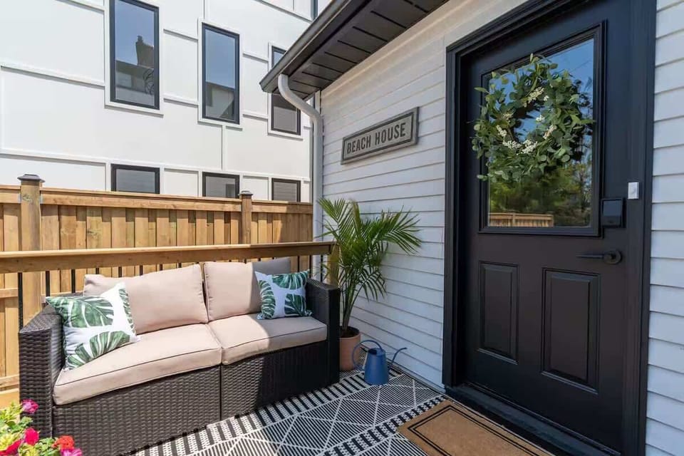 A welcoming retreat with a BBQ, ample parking, and a prime location near Grand Bend’s best attractions!