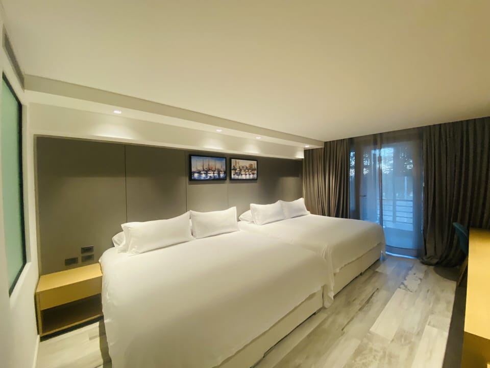 Grand Studio Suite, Hot Tub | Minibar, in-room safe, desk, blackout drapes