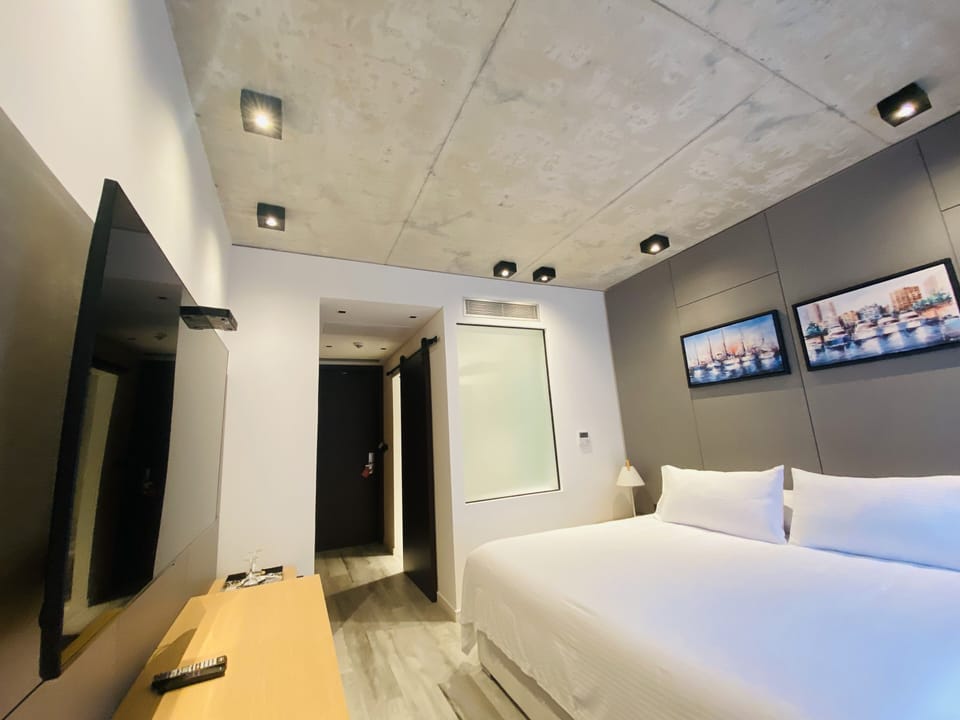 Habitación Standard | Minibar, in-room safe, desk, blackout drapes