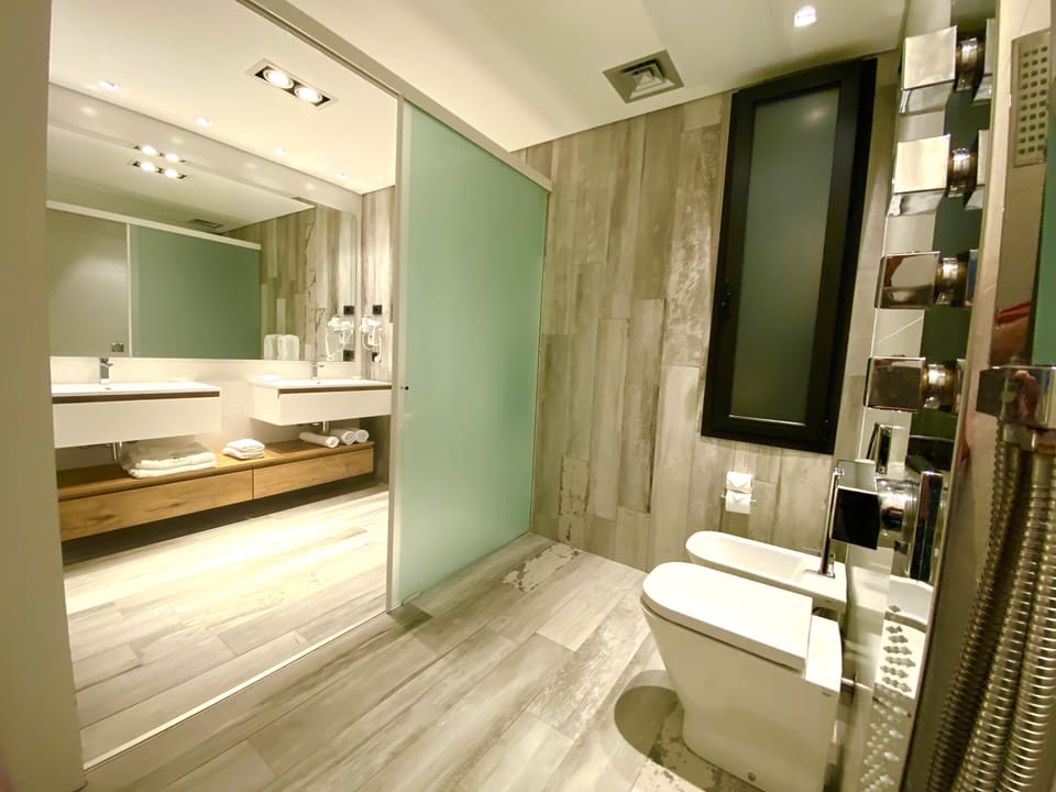 Junior Room, Accessible | Bathroom | Free toiletries, hair dryer, bathrobes, bidet