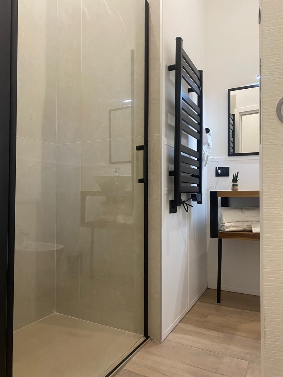 Shower, rainfall showerhead, free toiletries, hair dryer