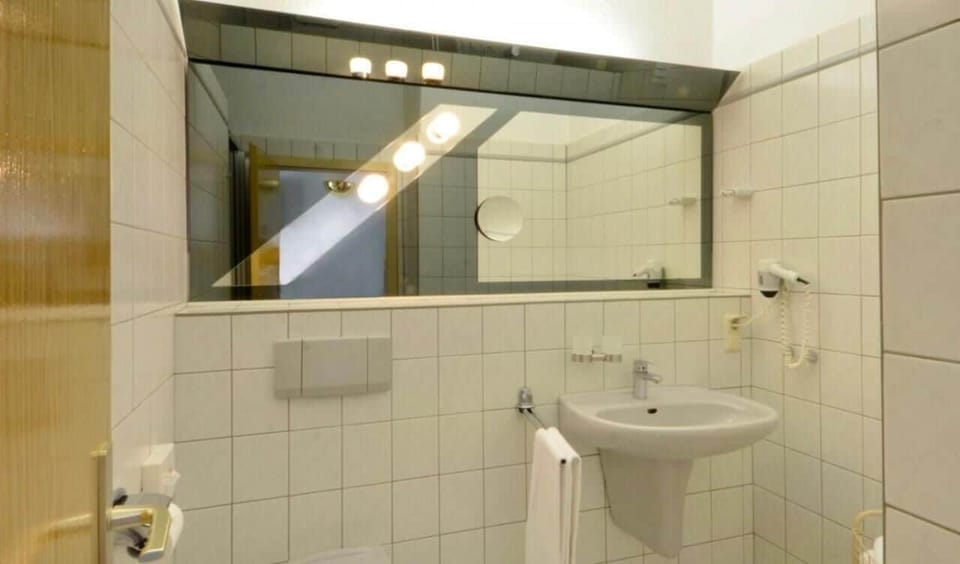 Classic Double Room | Bathroom | Shower, hair dryer, towels