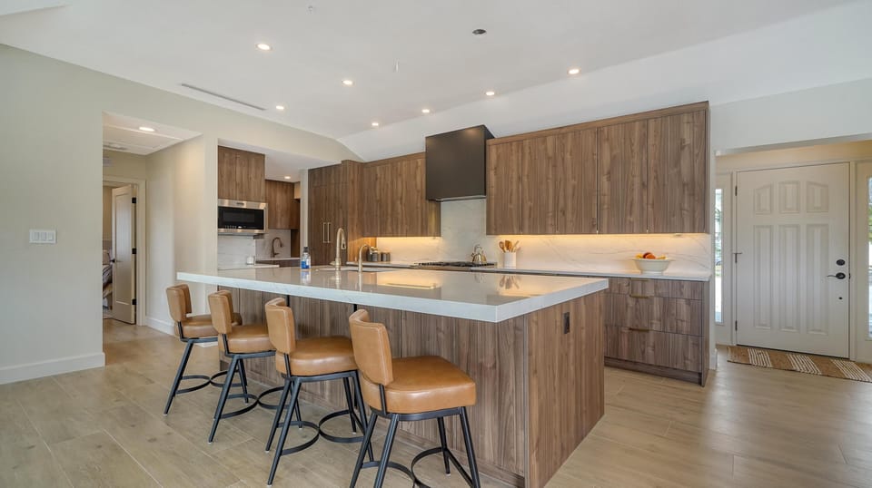 Breakfast Bar and Kitchen