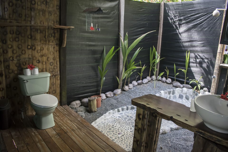 Shower, rainfall showerhead, free toiletries, towels