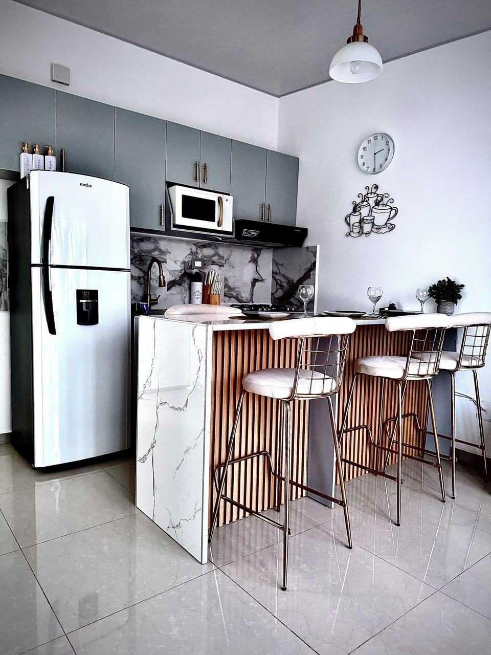 Hermosa Cocina con todos los utensilios basicos.