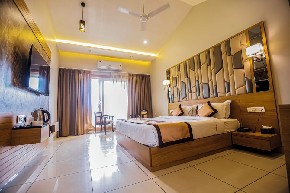 Superior Room, Balcony | Egyptian cotton sheets, premium bedding, laptop workspace, WiFi (free)