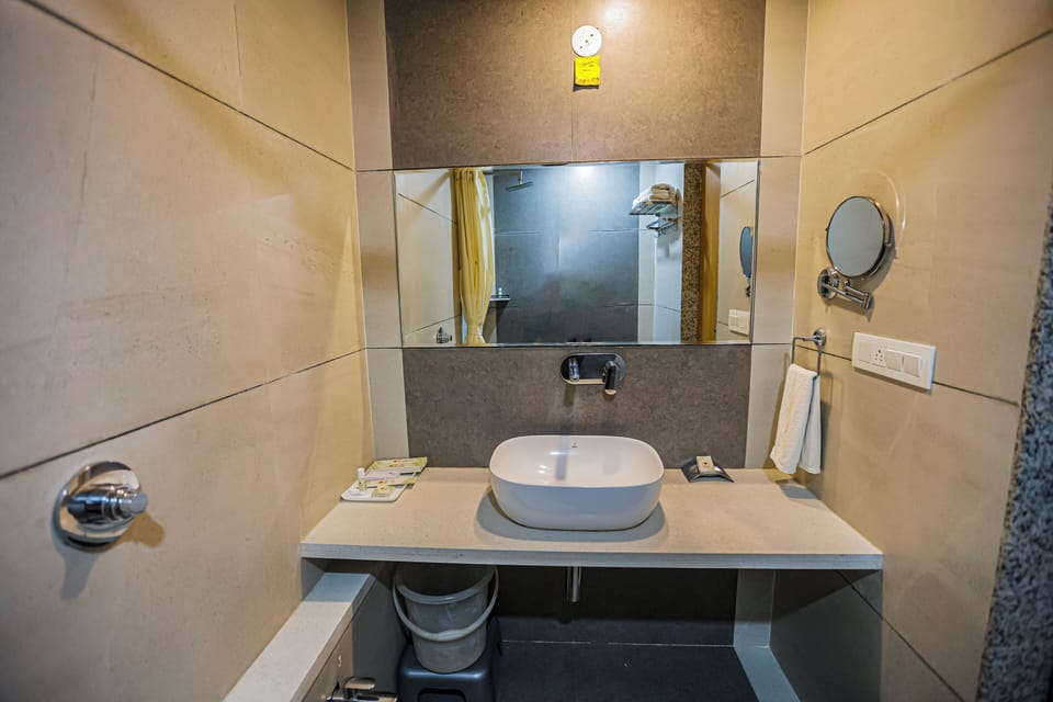 Superior Room, Balcony | Bathroom | Shower, free toiletries, hair dryer (on request), towels
