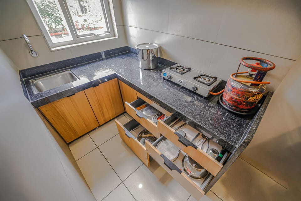 Studio, 1 King Bed, Kitchenette | Private kitchen