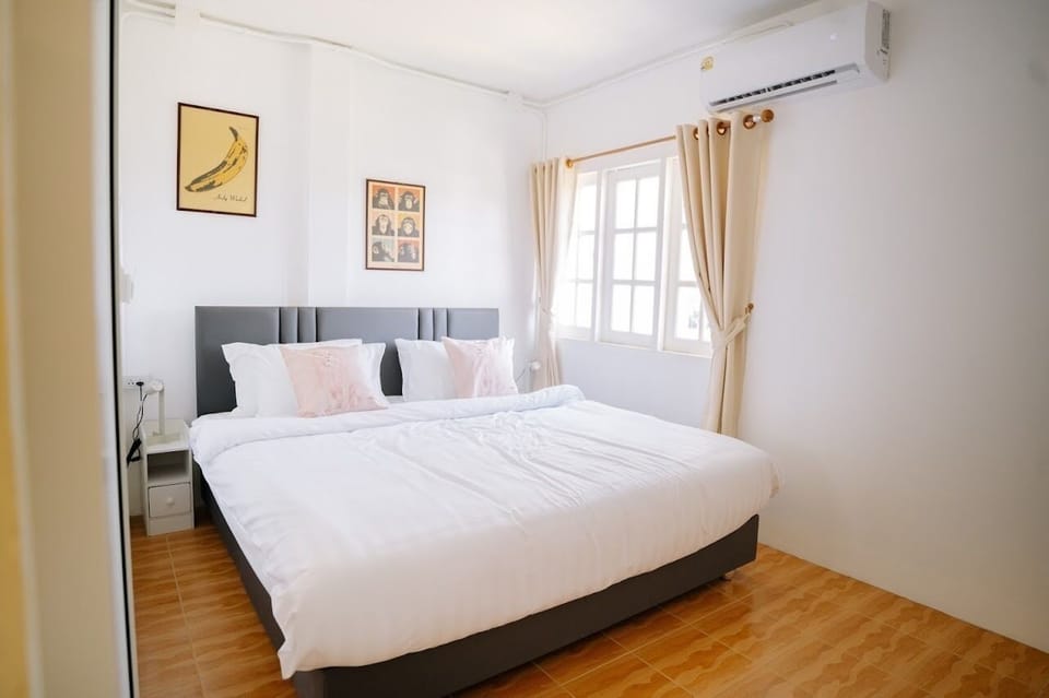 Double Room | Minibar, desk, bed sheets