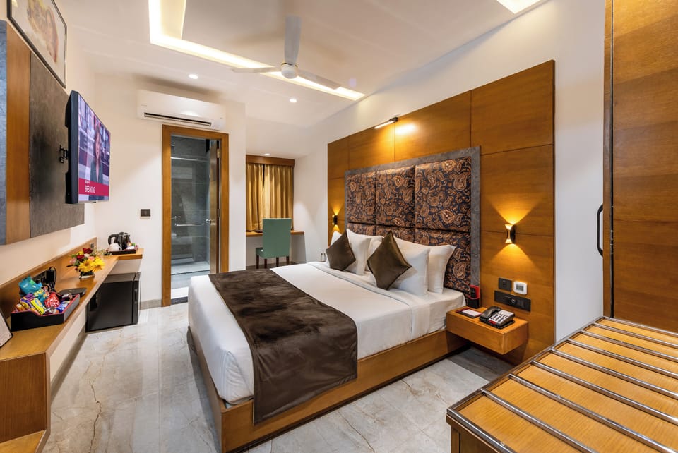 Deluxe Room, City View | Minibar, desk, iron/ironing board (on request), WiFi (free)