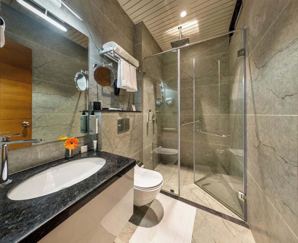 Executive Room, City View | Bathroom | Shower, free toiletries, hair dryer (on request), towels