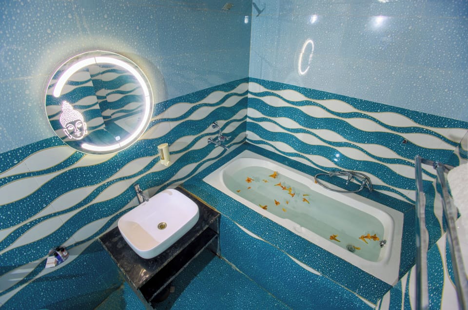 Luxury Cottage, 1 Queen Bed, Balcony, Garden View | Bathroom | Free toiletries, slippers, towels, toilet paper