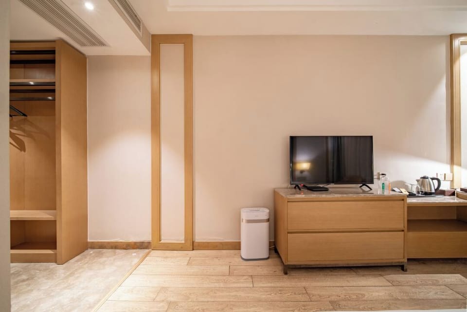 Classic Double Room | Laptop workspace, blackout drapes, WiFi (free), bed sheets