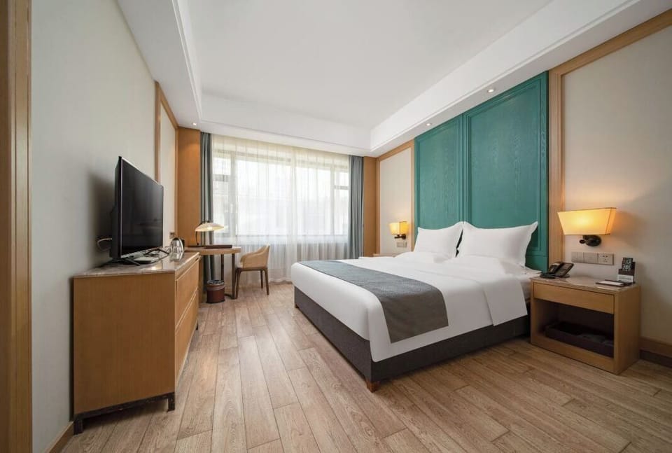 Superior Double Room | Laptop workspace, blackout drapes, WiFi (free), bed sheets