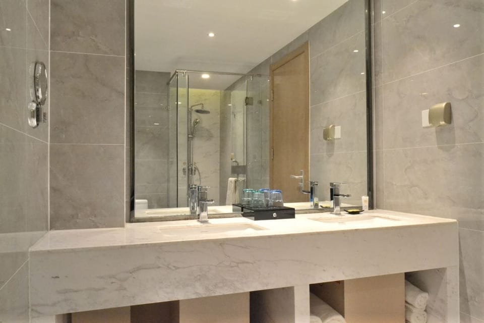 Superior Suite | Bathroom | Shower, hair dryer, slippers, towels
