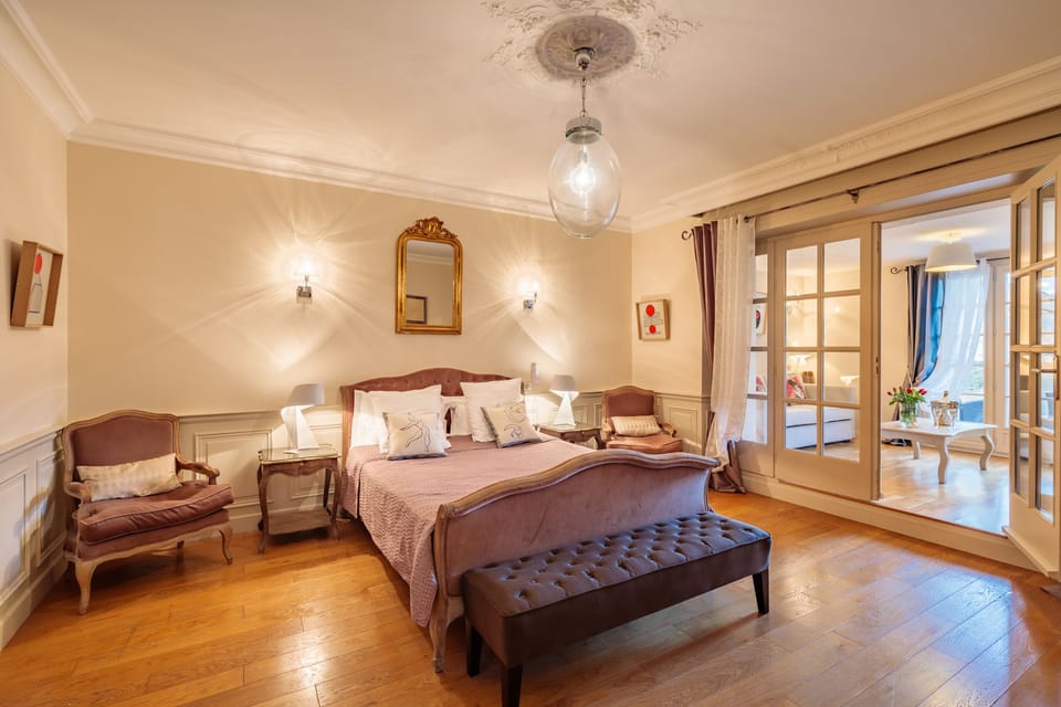 Suite avec terrasse (F) | Premium bedding, minibar, in-room safe, individually decorated
