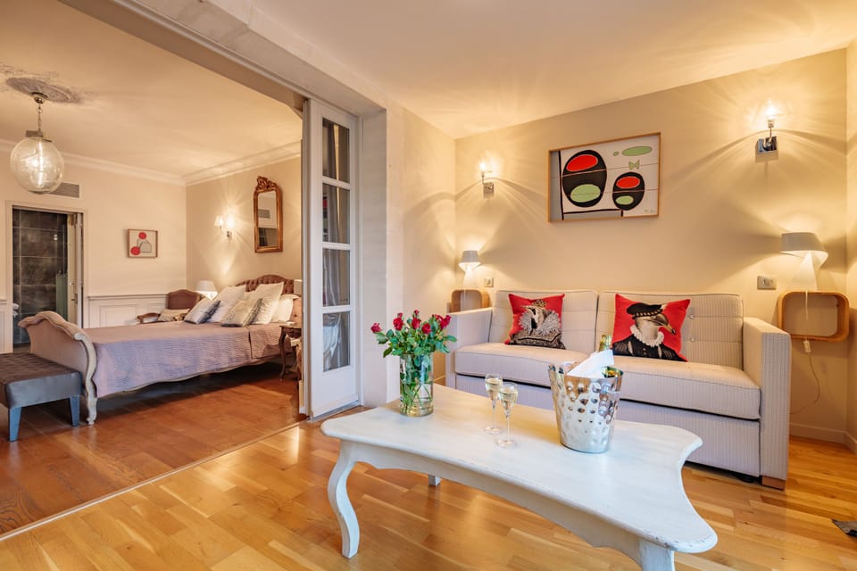 Suite avec terrasse (F) | Premium bedding, minibar, in-room safe, desk