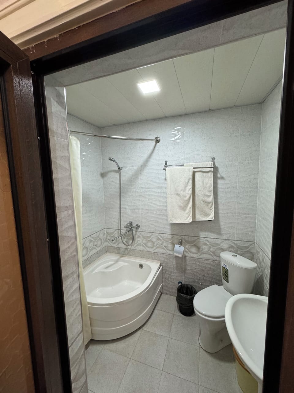 Triple Room | Bathroom | Free toiletries, hair dryer, slippers, towels
