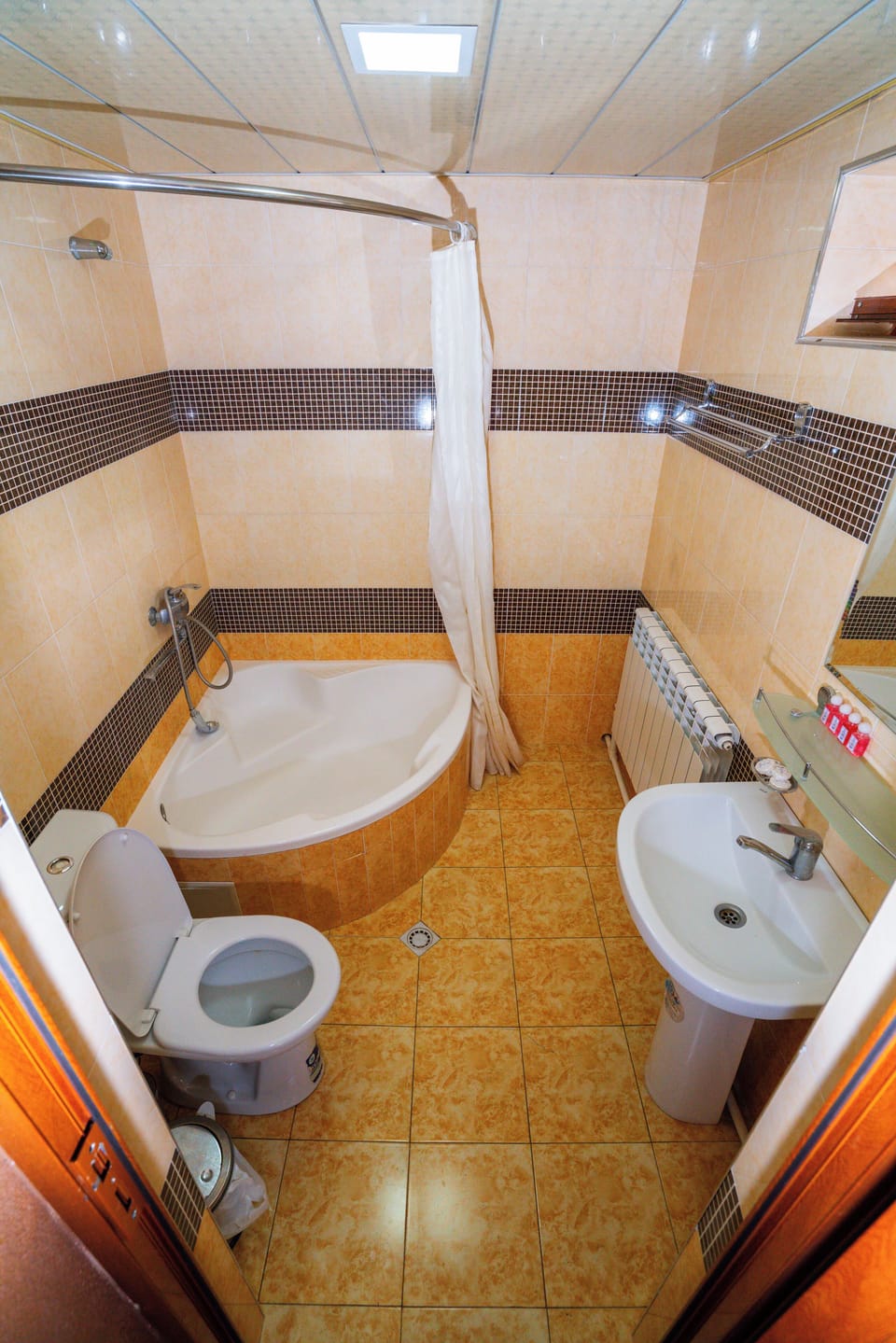 Double Room | Bathroom | Free toiletries, hair dryer, slippers, towels