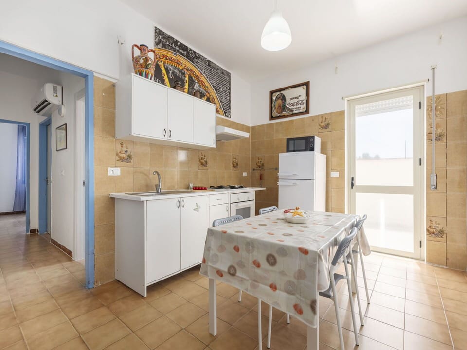 Flooring, Floor, Furniture, Interior Design, Ceiling, Room, Apartment, Door, Kitchen & Dining Room Table, Chair