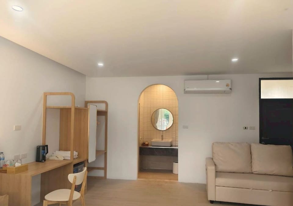 Deluxe Room, 2 Twin Beds, Pool View | Living area | TV
