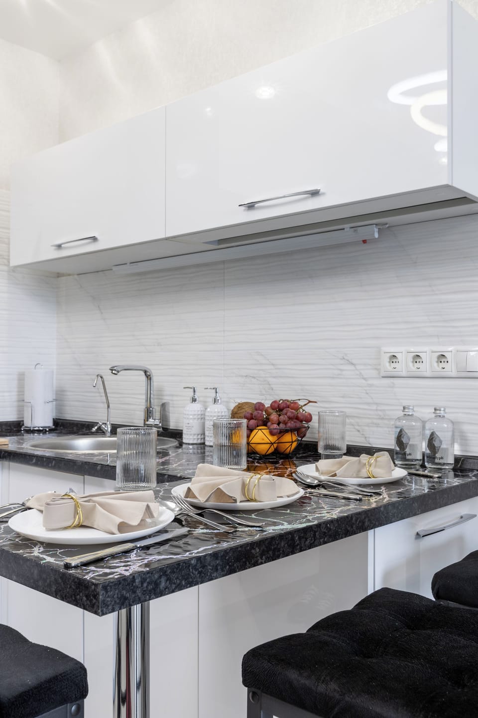 Full-size fridge, microwave, oven, stovetop