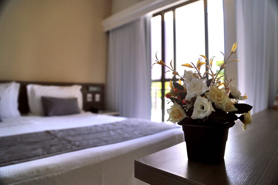 Luxury Room | Minibar, in-room safe, free cribs/infant beds, rollaway beds