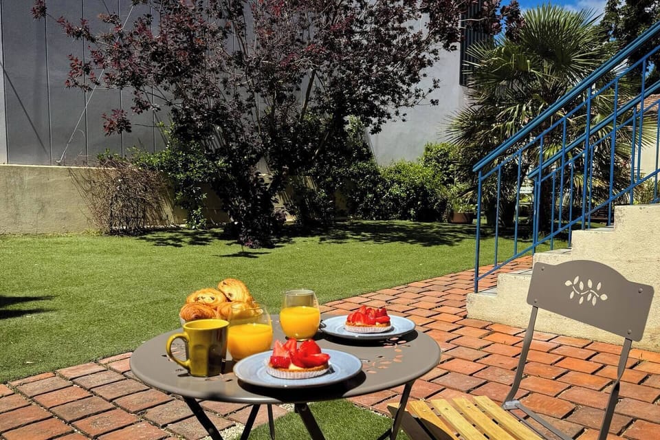 Jardin de la copropriété, orienté plein Sud, idéal pour des déjeunés ensoleillés ☀️ 