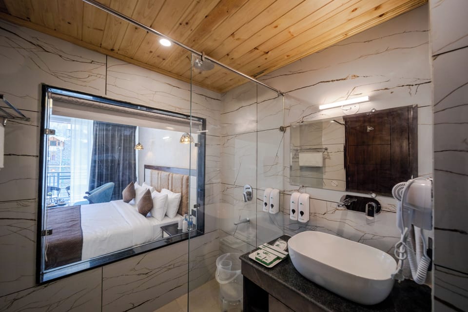 Premium Room | Bathroom | Free toiletries, hair dryer, slippers, towels
