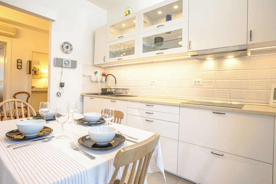Superior Apartment, Balcony, City View | Private kitchen | Electric kettle