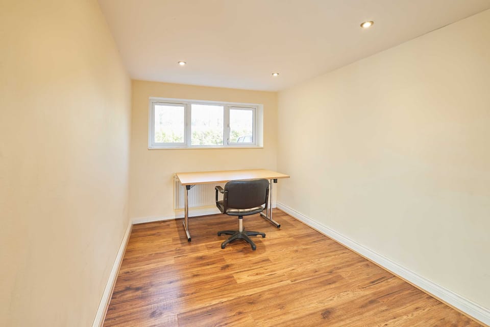 House | 3 bedrooms, desk
