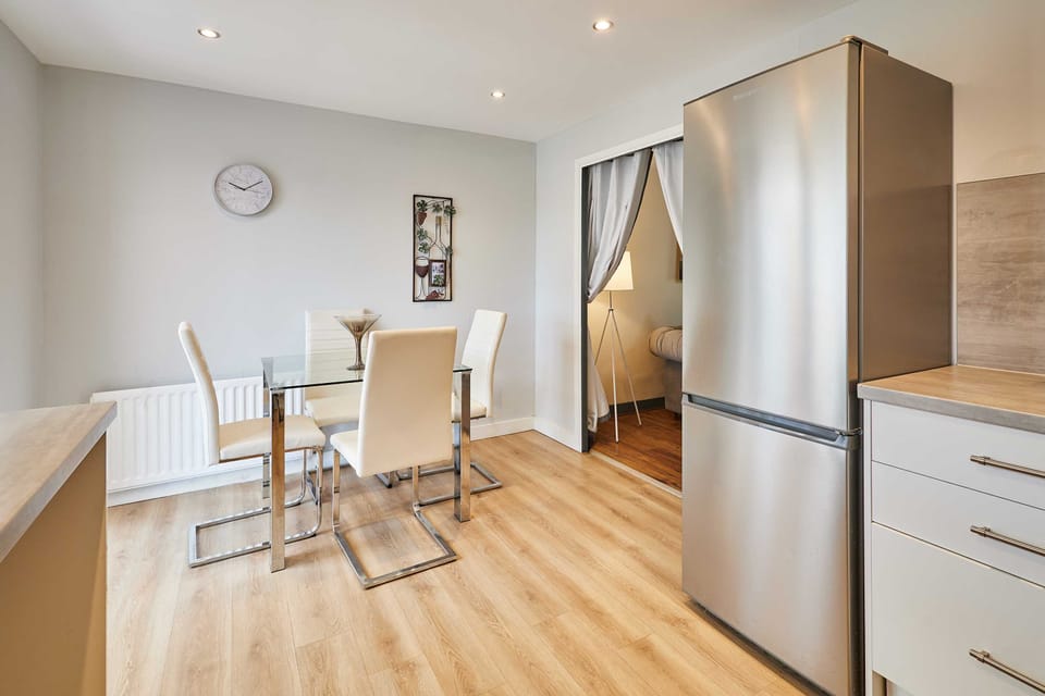 House | 3 bedrooms, desk