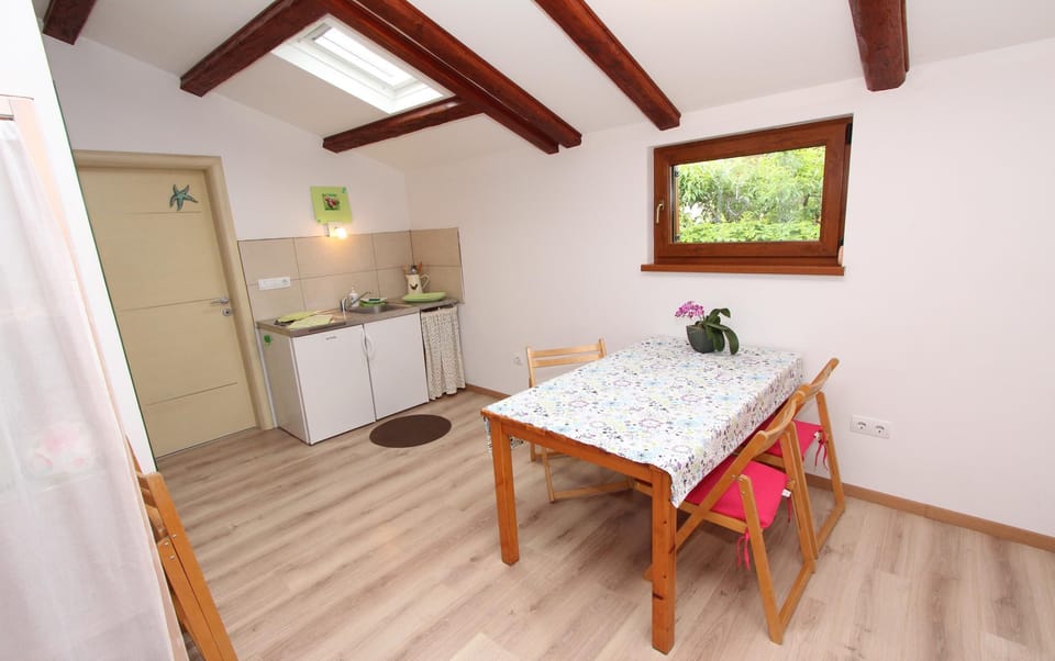 Studio, Patio | Private kitchen | Coffee/tea maker, electric kettle, freezer