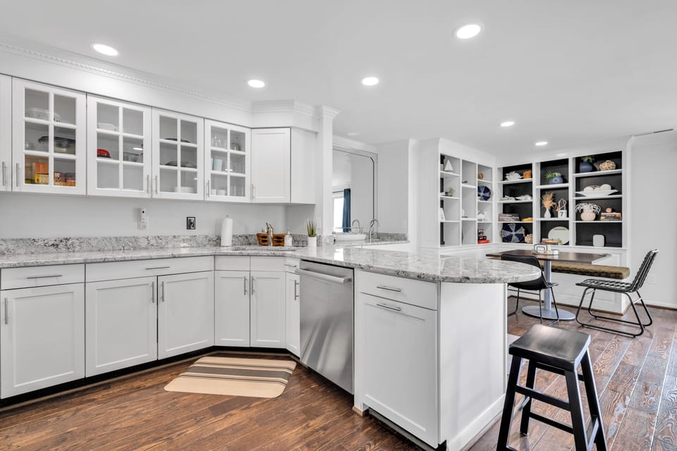 Kitchen and Breakfast Bar