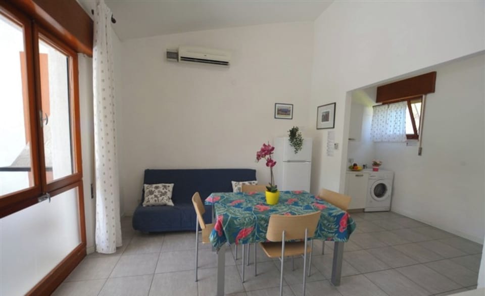 Villa, 2 Bedrooms, Patio, Garden View | Dining room