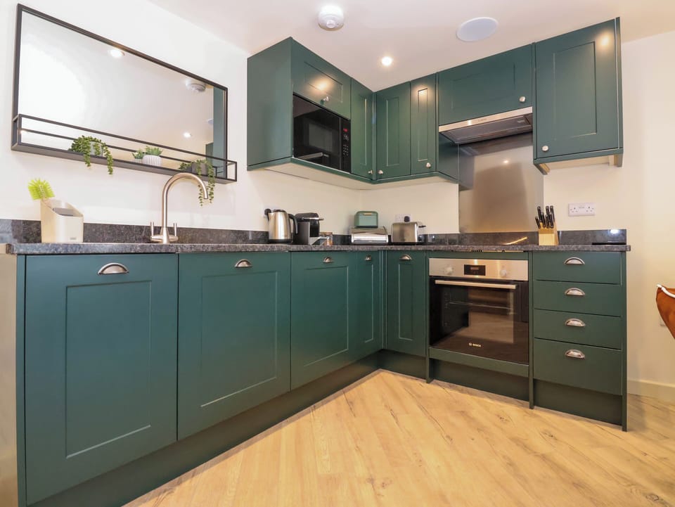 Fridge, microwave, dishwasher, cookware/dishes/utensils