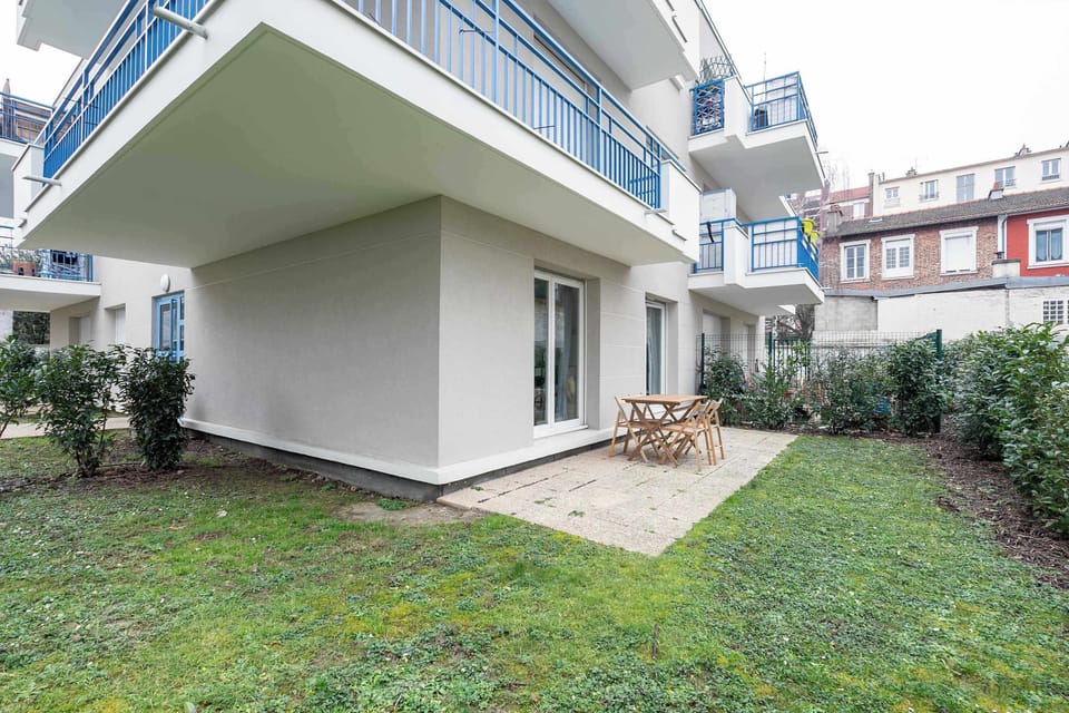 Terrasse + petit jardin
