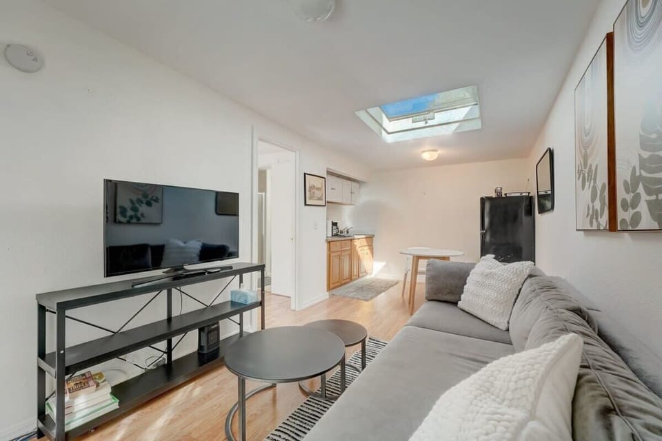 House (1 Bedroom) | Living area | 43-inch flat-screen TV with cable channels