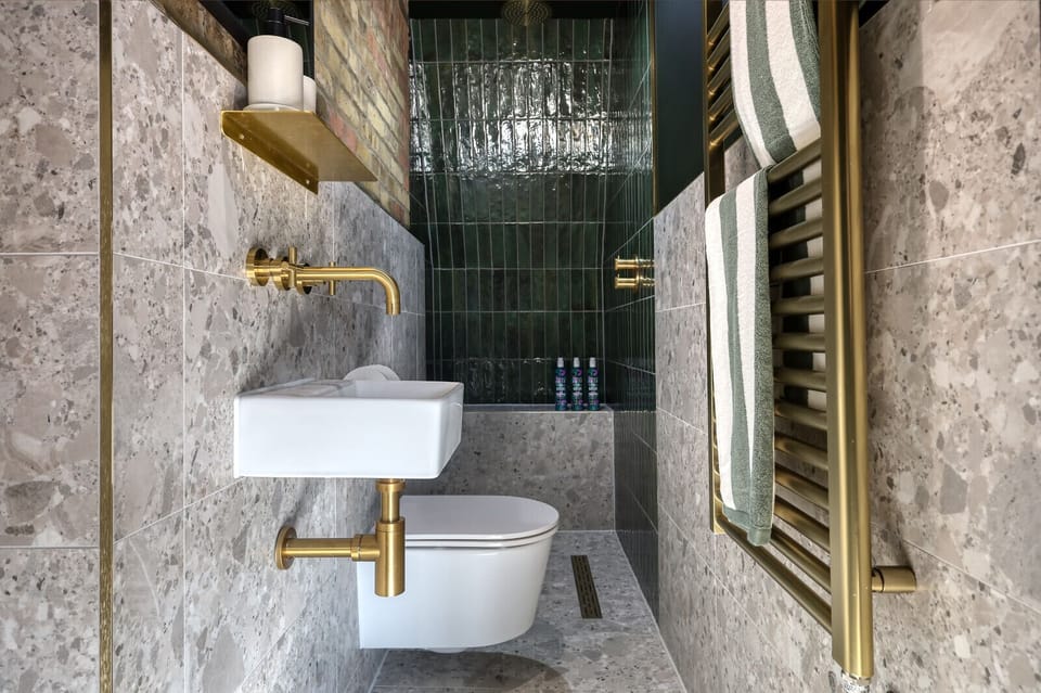 Classic Double Room | Bathroom | Shower, hair dryer, towels, soap
