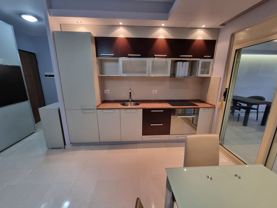 Superior Studio Suite, Balcony, Beach View | Private kitchen | Electric kettle