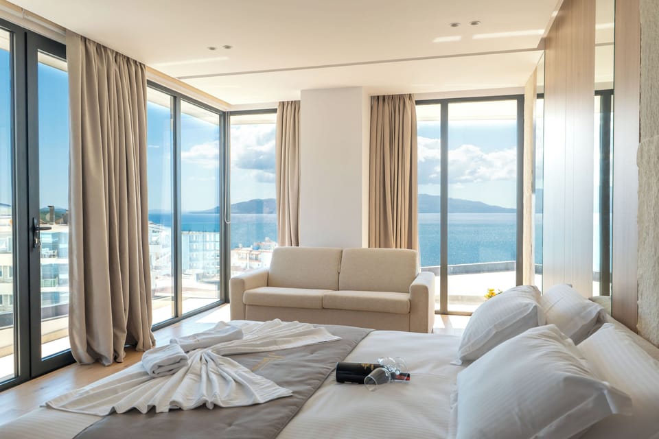 Triple Room, Hot Tub | Frette Italian sheets, premium bedding, desk, soundproofing