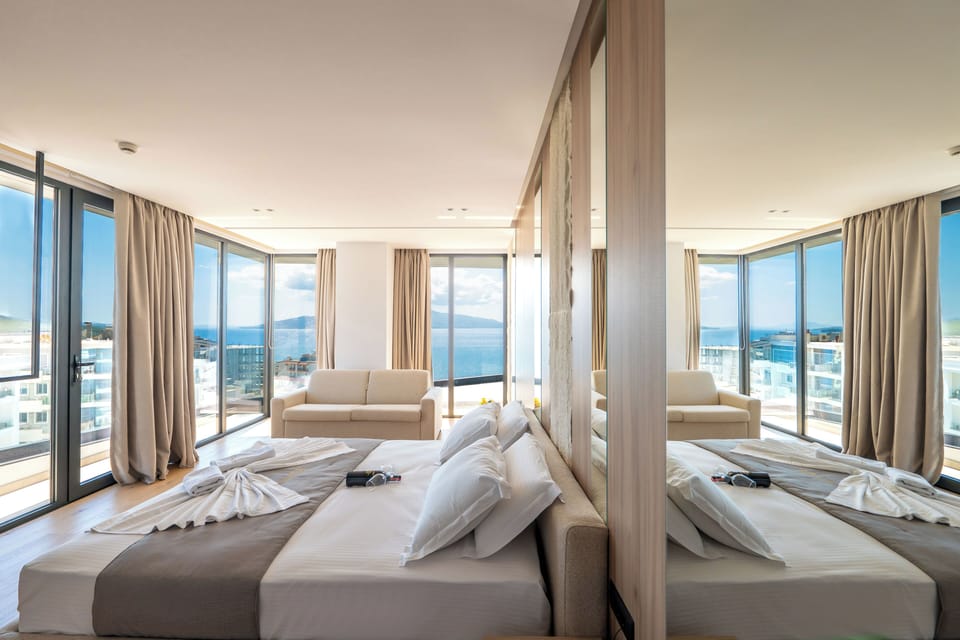 Triple Room, Hot Tub | Frette Italian sheets, premium bedding, desk, soundproofing