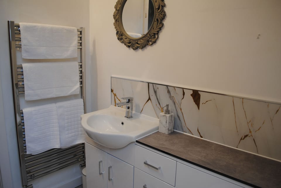 The Barn at Brambles Farm - Sleeps 4, Hot Tub House in Leek