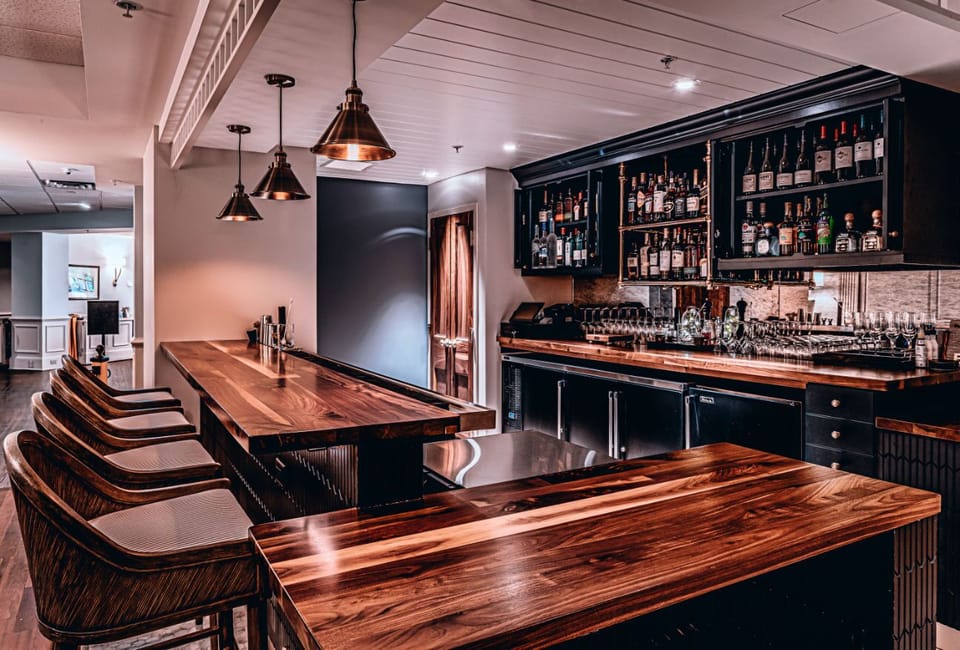 Elegant yet inviting, this bar is the perfect place to enjoy handcrafted cocktails in a warm atmosphere.